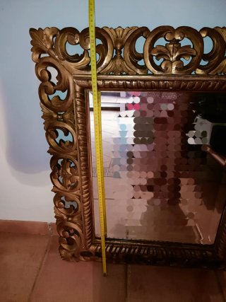 Fantástico espejo Rococó madera tallada dorado.