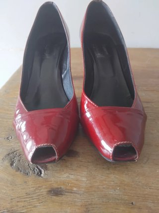 Zapatos rojos de tacón peep toe