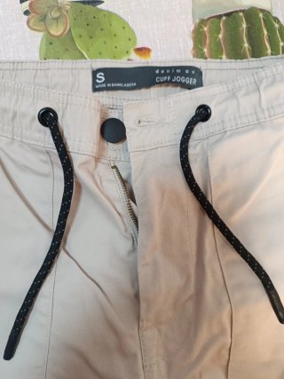 Pantalón juvenil beige con cordones