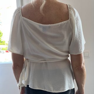 Camisa blanca cruzada atada