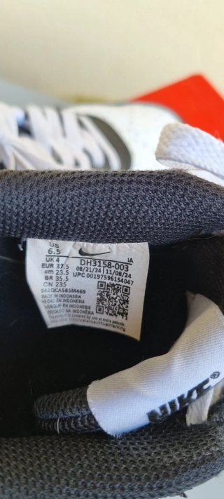 Scarpe Nike nere e bianche