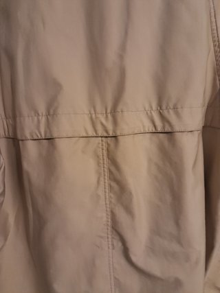 Chaqueta impermeable beige