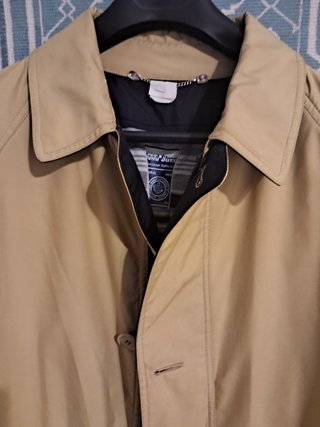 Chaqueta impermeable beige