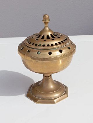 Quemador de incienso antiguo de latón