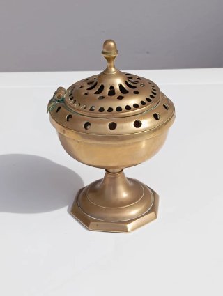 Quemador de incienso antiguo de latón