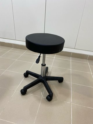 Taburete giratorio negro