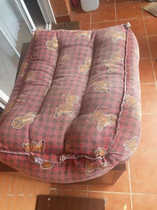 Cama para mascotas con estampado de perros