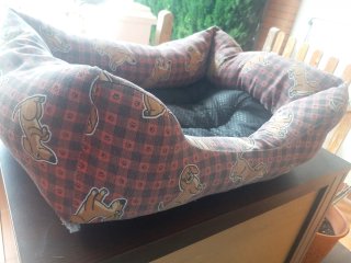 Cama para mascotas con estampado de perros