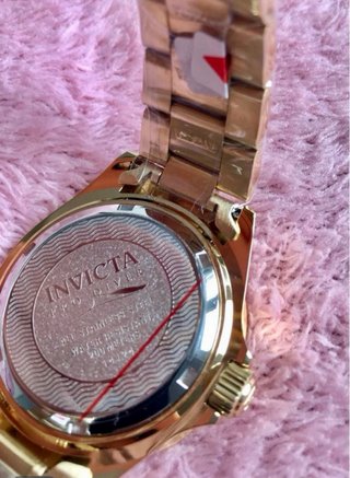 Reloj Invicta y bermudas Ellesse hombre