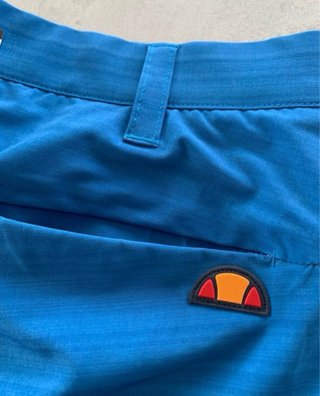 Reloj Invicta y bermudas Ellesse hombre