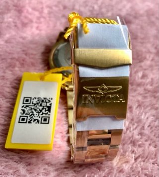 Reloj Invicta y bermudas Ellesse hombre