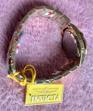 Reloj Invicta y bermudas Ellesse hombre