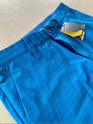 Reloj Invicta y bermudas Ellesse hombre