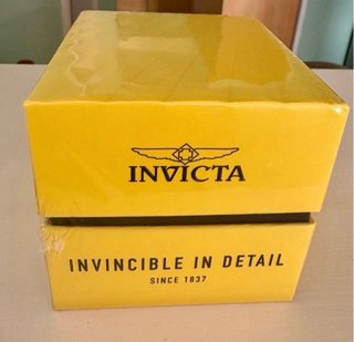 Reloj Invicta y bermudas Ellesse hombre