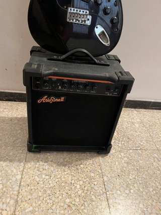 Guitarra Eléctrica Negra + Amplificador AriaProII