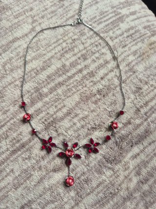 Collar de cristal rojo y rosas plateado