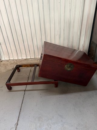 Baúl oriental de cuero y madera antiguo