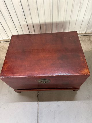 Baúl oriental de cuero y madera antiguo