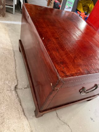 Baúl oriental de cuero y madera antiguo