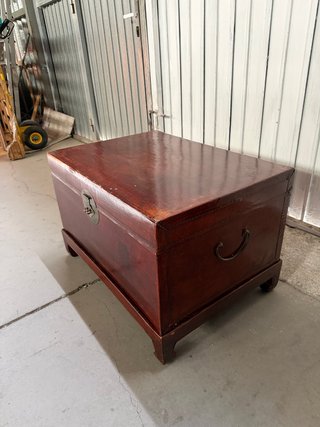 Baúl oriental de cuero y madera antiguo
