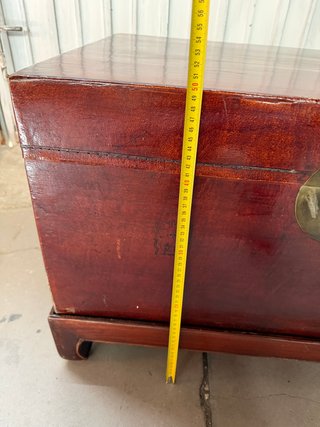 Baúl oriental de cuero y madera antiguo