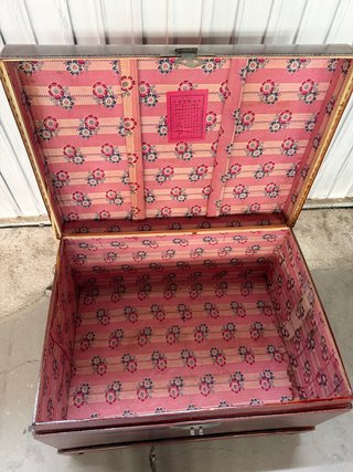 Baúl oriental de cuero y madera antiguo