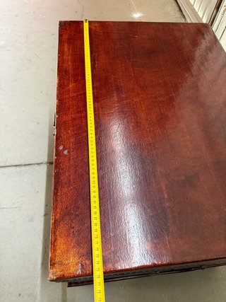 Baúl oriental de cuero y madera antiguo