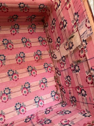 Baúl oriental de cuero y madera antiguo