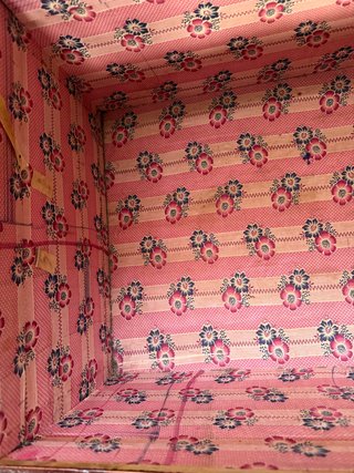 Baúl oriental de cuero y madera antiguo