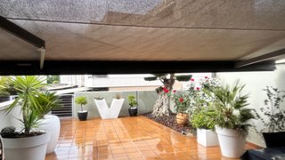 Toldo motorizado grande gris