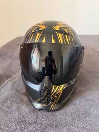 Casco de moto con diseño de águila
