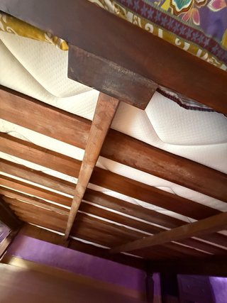 Cama con dosel de madera maciza provenientede Asia