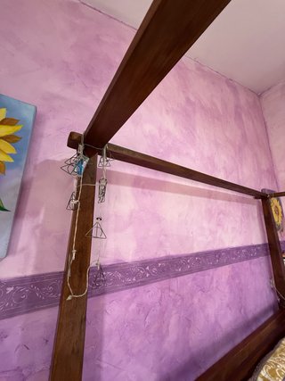 Cama con dosel de madera maciza provenientede Asia