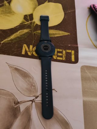 Reloj Inteligente Smartwatch verde oscuro.