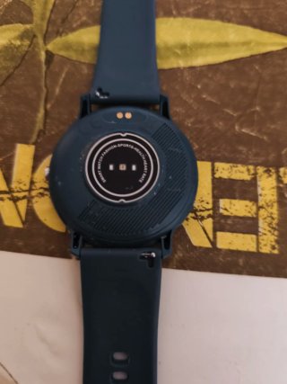 Reloj Inteligente Smartwatch verde oscuro.