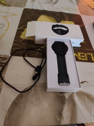 Reloj Inteligente Smartwatch verde oscuro.