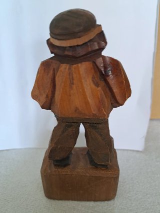 Statuetta tirolese in legno intagliata a mano