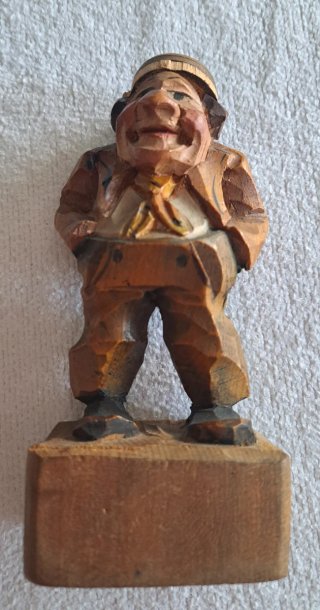 Statuetta tirolese in legno intagliata a mano