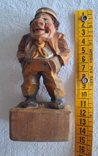 Statuetta tirolese in legno intagliata a mano