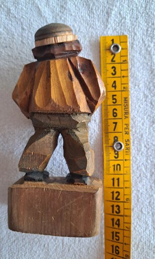 Statuetta tirolese in legno intagliata a mano