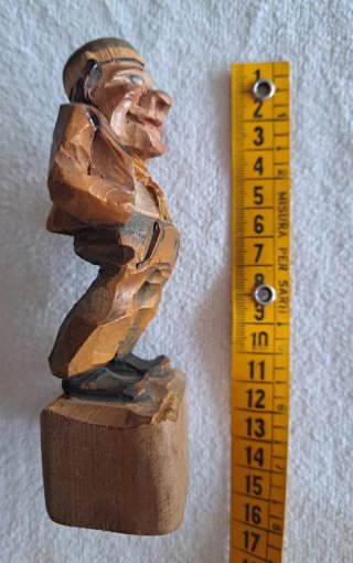 Statuetta tirolese in legno intagliata a mano