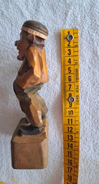 Statuetta tirolese in legno intagliata a mano