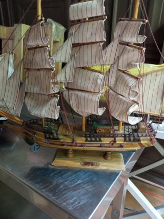 Maqueta de barco de madera