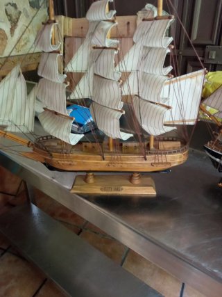 Maqueta de barco de madera