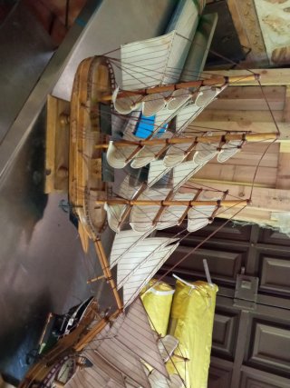 Maqueta de barco de madera