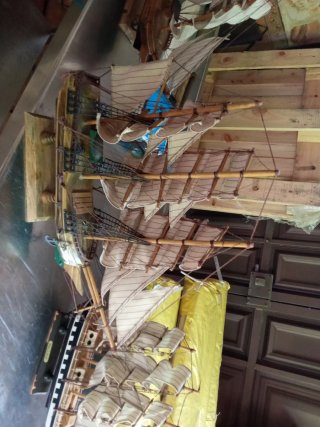 Maqueta de barco de madera