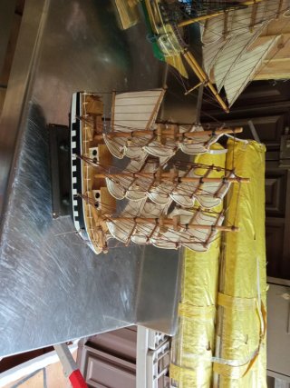 Maqueta de barco de madera