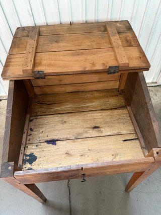 Mesa antigua de madera
