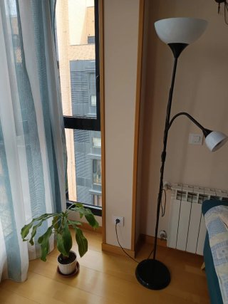 Lámpara de pie Ikea Negra y Blanca