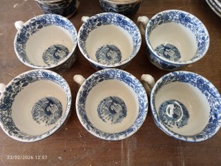 Juego de tazas y platillos antiguos
